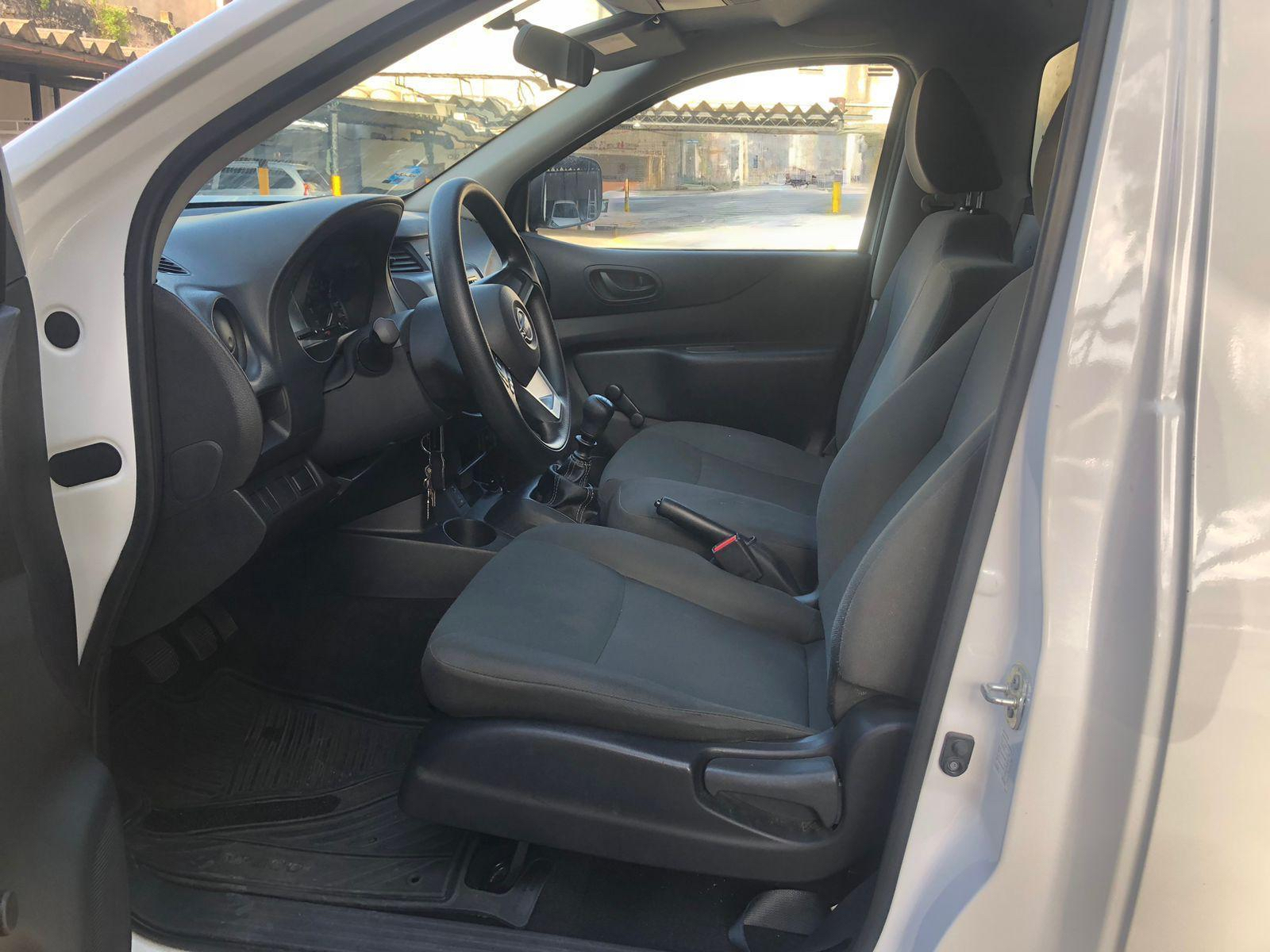 2023 nissan np300 foto