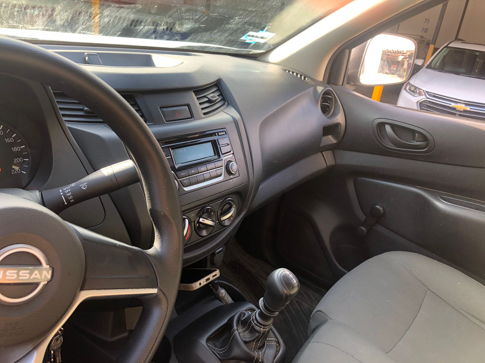 2023 nissan np300 foto