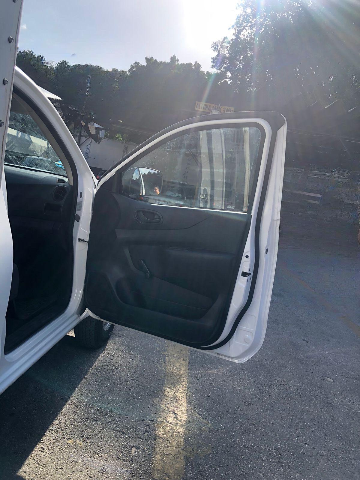 2023 nissan np300 foto