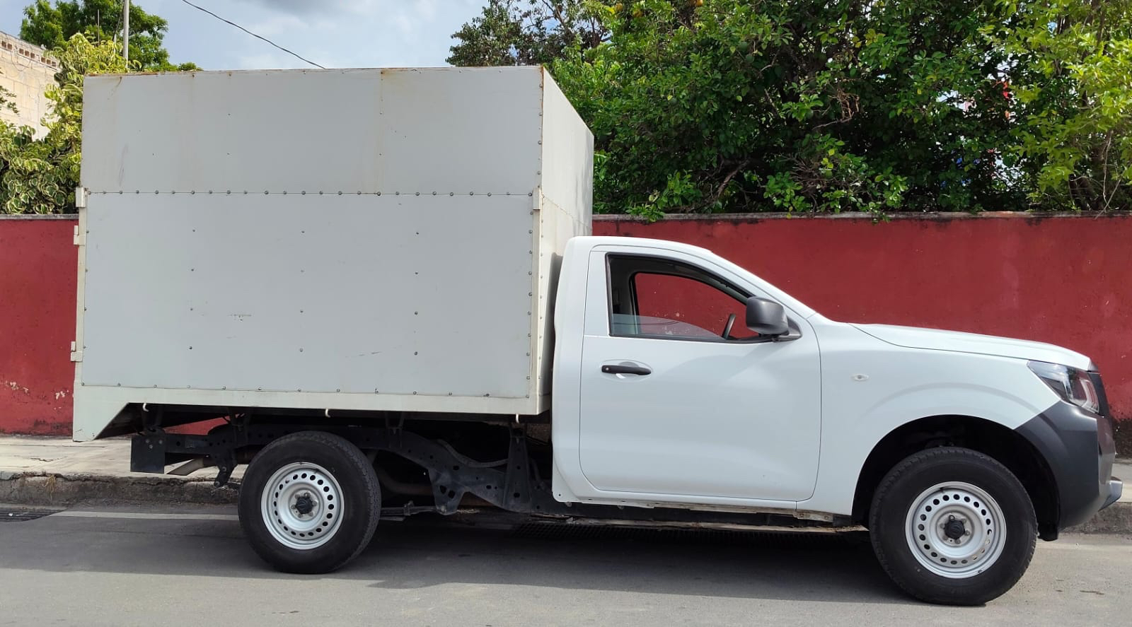 2023 nissan np300 foto