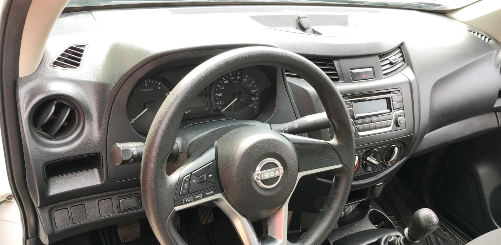2023 nissan np300 foto