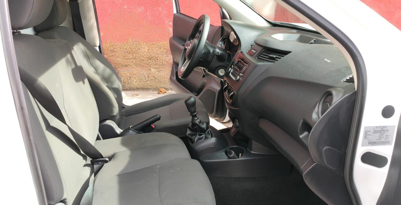 2023 nissan np300 foto